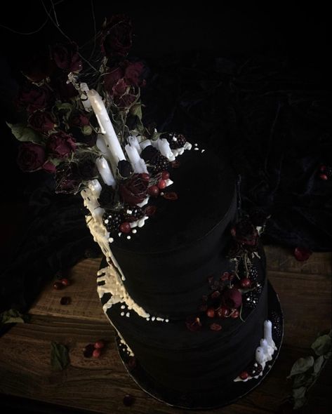 Gothic Wedding Topper, Goth Cake Wedding, Gothic Cake Wedding, Emo Wedding Cake, Gothic Wedding Cakes, Dark Wedding Cakes, Dark Wedding Cake, Dark Fantasy Wedding, Goth Wedding Cake