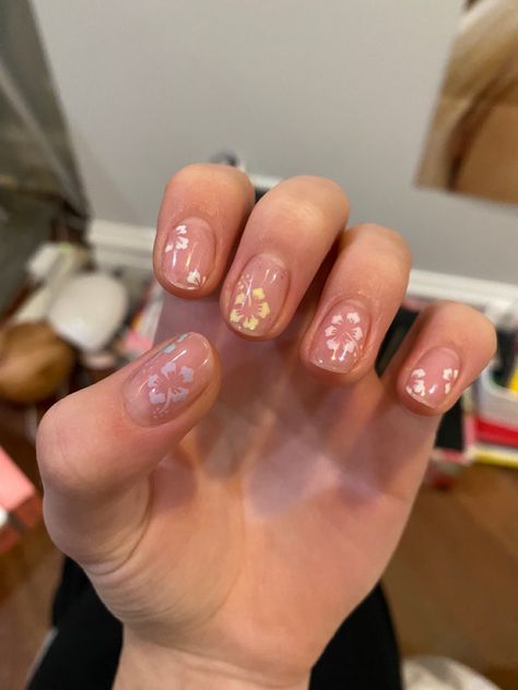 Gel Mani Short Nails Flower, Short Gel Nails Summer Flower, Short Gel Nails With Flowers, Hawaii Nails Short Gel, Short Nails Hawaii, Short Hawaiian Flower Nails, Really Short Summer Nails, Short Hibiscus Flower Nails, Hawaii Nails Short