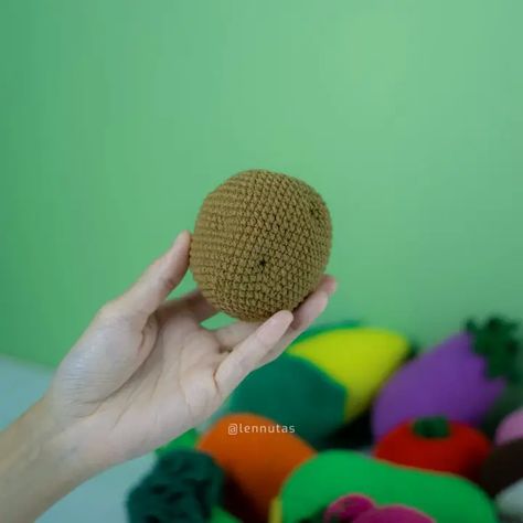 Vegetable Crochet, Crochet Vegetables, Easy Yarn Crafts, Double Crochet Decrease, Single Crochet Decrease, Crochet Fruit, Half Double Crochet Stitch, Crochet Decrease, Food Patterns