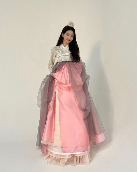 IVE 아이브 STARSHIP on Instagram: “Happy Lunar💗🤍 Wonyoung Universe update” Hanbok Wedding Dress, Mom Daughter Outfits, Korean Traditional Dress, Korean Hanbok, Mode Kpop, Korean Outfits, Costume Dress, Traditional Dresses, Traditional Outfits