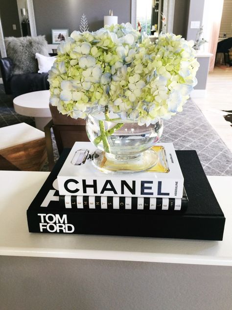 Tom Ford Coffee Table Book, Hampton Bedroom Ideas, Coffe Table Book, Fashion Coffee Table Books, Coffee Table Flowers, Coffee Table Books Decor, Space Coffee, Shelf Decor Living Room, Books Decor