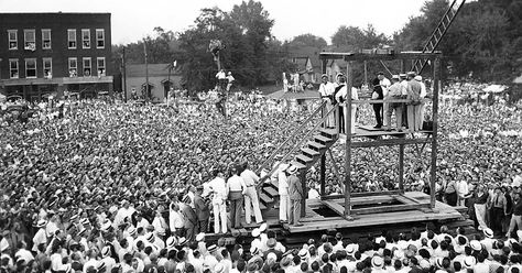 Aug. 14, 1936, in Owensboro, Kentucky, 20,000 people gathered around a scaffold to witness  the last public hanging in the U.S. Owensboro Kentucky, Public Execution, Photos Vintage, Hanging Photos, Historical Events, Famous Faces, History Facts, Old West, Rare Photos