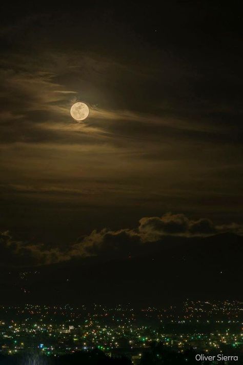 LUNA DE XELAJU  Hermosa Noche de luna llena desde la bella ciudad de  Quetzaltenango, Guatemala.  Foto: Oliver Sierra  Compártela . La Luna Aesthetic, Moon Asethic Pictures Night, Moon River Aesthetic, Luna Aesthetic The Moon, Baby Canvas Art, Moon Aesthetic Forest, Moon Images, The Moon Is Beautiful, Dogwood Trees