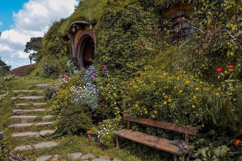 And Then There Was A Hobbit Underground House Plans, Pretty Backrounds, Casa Hobbit, Hobbit House, The Shire, Cottage Core Aesthetic, Pretty House, Middle Earth, Lord Of The Rings