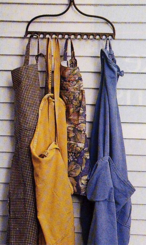 another use for an old rake head  LOVE LOVE IT.    From Country Home Magazine May 2000 Rake Decor, Rake Head, Country Home Magazine, Primitive Bathrooms, Garden Rake, Gardening Apron, Old Vintage, Primitive Decorating, Vintage Kitchen