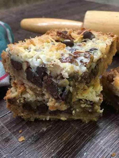 How To Make Hello Dolly Bars - Back To My Southern Roots Hello Dolly Cookies, Condensed Milk Desserts, Dolly Bars, Graham Cracker Butter, Hello Dolly Bars, 7 Layer Bars, Holiday Treats Christmas, Biscuits Graham, Milk Dessert