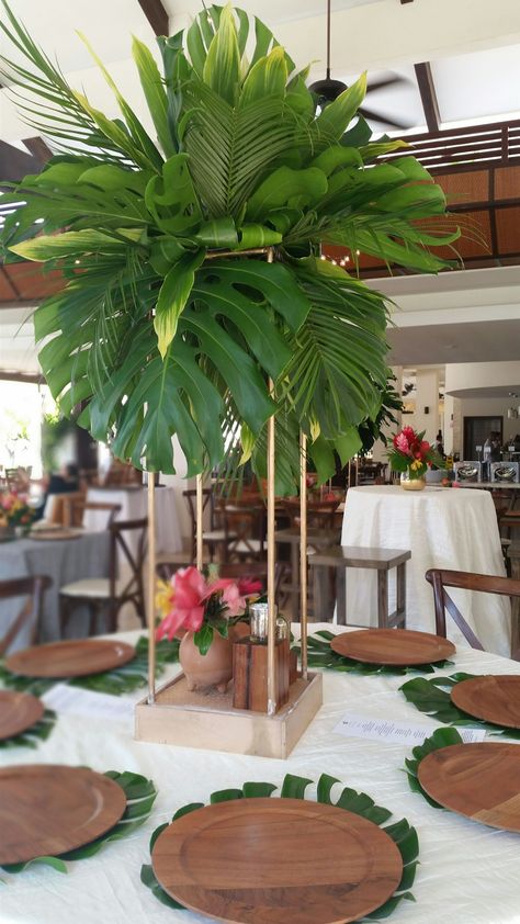 Tropical Centerpieces, Decoration Buffet, Jungle Thema, Tropical Wedding Theme, Tropical Baby Shower, Fiesta Tropical, Tropical Home Decor, Boy Baby Shower Themes, Hawaiian Party