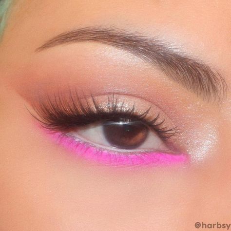 Easy Color Makeup, Easy Colorful Eye Makeup Simple, Pink Pop Of Color Makeup, Simple Hot Pink Makeup Looks, Cute Makeup Looks Colorful Simple, Hot Pink Eyeliner Looks, Prom Makeup Colorful, Hot Pink Makeup Looks Prom, Color Pop Makeup Looks