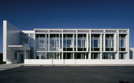 Graphic Design Green, Richard Meier Architecture, Le Corbusier Architecture, Richard Meier, Industrial Design Product, Architecture Building Design, American Architecture, Design Landscape, Building Facade