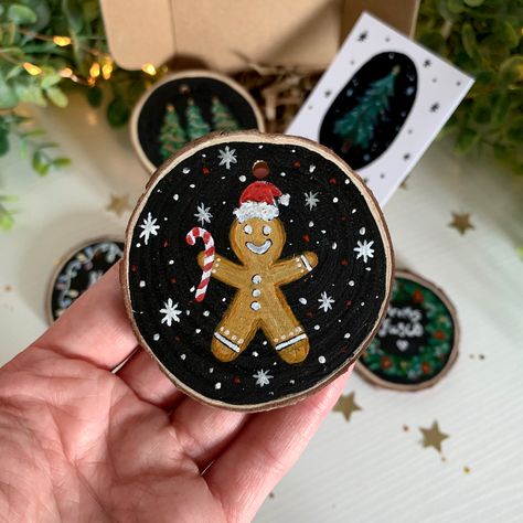 Gingerbread man decoration rustic style woodslice ornament Woodslice Paintings Christmas, Gingerbread Wood Slice Ornament, Gingerbread Man Painting, Wood Ornament Ideas, Ornament Painting, Cute Gingerbread Man, Rustic Decoration, Man Design, Wood Slice Art