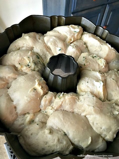 Monkey Bread Biscuits, Frozen Bread Dough Recipes, Rhodes Rolls Recipes, Pull Apart Monkey Bread, Garlic Monkey Bread, Roll Dough Recipe, Savory Monkey Bread, Rhodes Dinner Rolls, Homemade Bread Dough