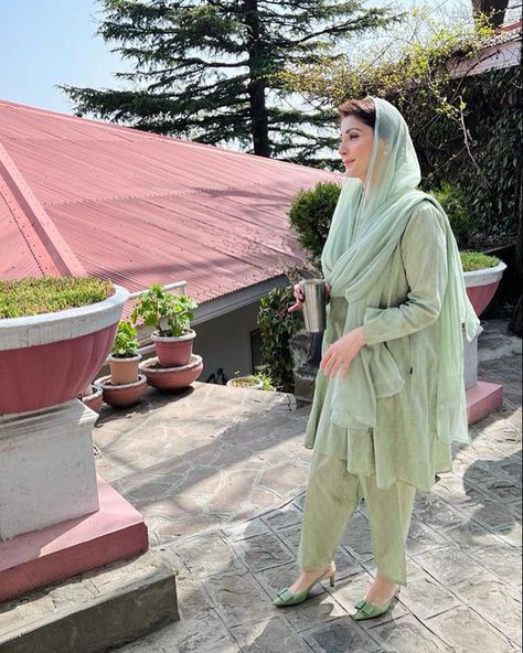 Mariam Nawaz, Mayon Dress, Elegant Style Inspiration, Pashtun People, Graceful Lady, Plain Dresses, Maryam Nawaz, Outfit Ideas Dressy, Asian Wedding Dress Pakistani