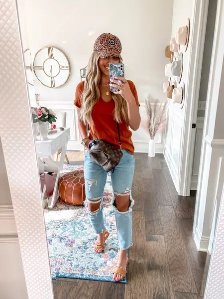 Cute Baseball Mom Outfits, Spring Baseball Game Outfit, Baseball Game Outfit Women, Ballpark Outfit, Cubs Game Outfit, Country Chic Fashion, Mom Aesthetic Outfit, Sports Mom Outfit, Hot Mom Outfits