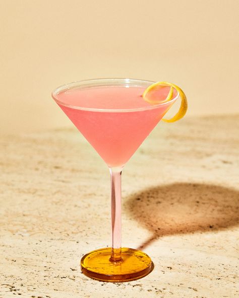 90s Recipes, Cosmopolitan Cocktail Recipes, Pink Vodka, Cosmopolitan Recipe, Cosmo Recipe, Absolut Citron, Cosmopolitan Cocktail, Cranberry Juice Cocktail, Pink Drink