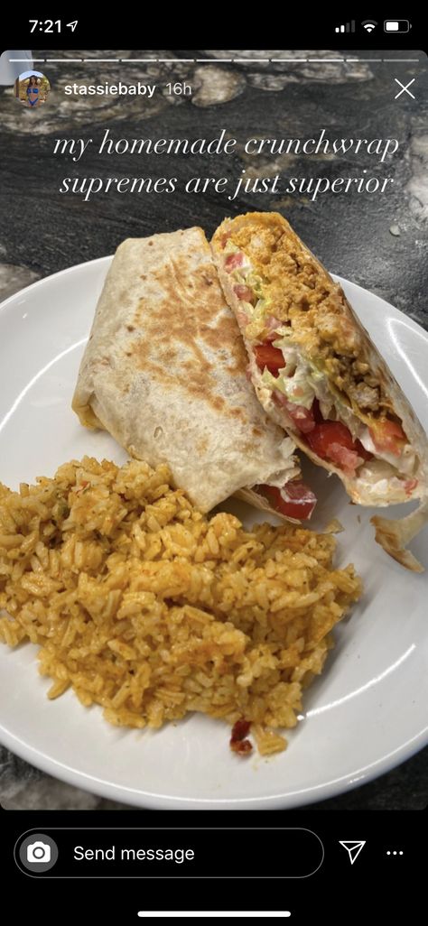 Kylie Jenner Sandwich, Kylie Jenner Eating, Kylie Jenner Food, Kylie Jenner Cooking, Kylie Jenner Ramen Recipe Video, Kylie Jenner Food Stories, Homemade Crunchwrap, Healthy Food Motivation, Cooking Videos