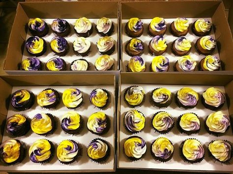 Minnesota Vikings Swirl Cupcakes. Viking Birthday, Viking Food, Viking Party, Football Cupcakes, Swirl Cupcakes, Nfl Vikings, Minnesota Vikings Football, Cinnamon Rolls Homemade, Football Party