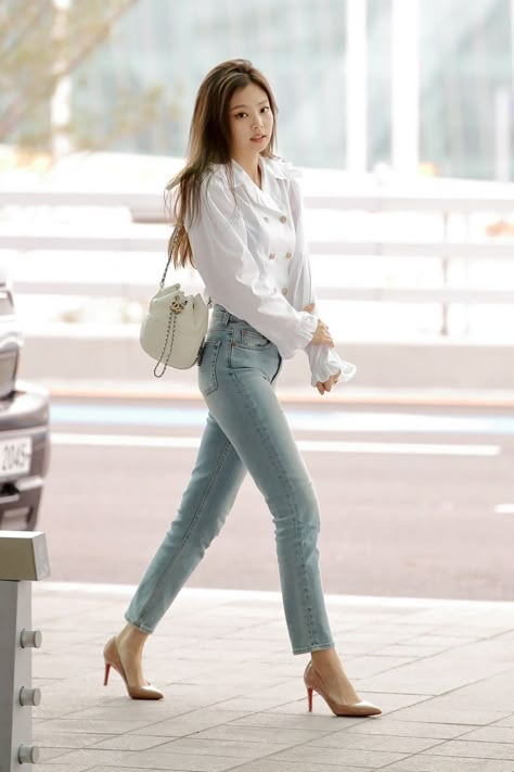 BLACKPINK’s Jennie Is Always Dressed To Impressed And These Photos Prove It Jennie Airport, Jungkook Style, Jennie Outfits, Korean Airport Fashion, Jennie Fashion, Blackpink Airport, Outfit Ideas Korean, Celebrity Fashion Outfits, Blackpink Outfit