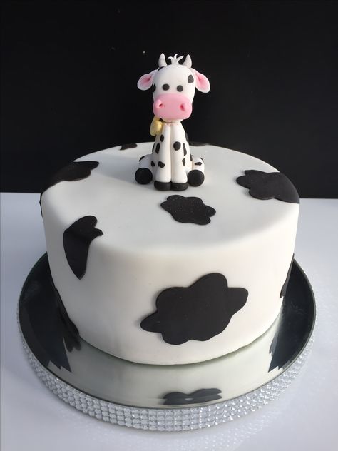 Cow Cake For Men, Cow Cake Design, Cow Party Cake, Cow Deserts, Cow Print Baby Shower Cake, Cow Baby Shower Cake, Cow Theme Cake, Cow Cake Ideas, Birthday Cake Cow