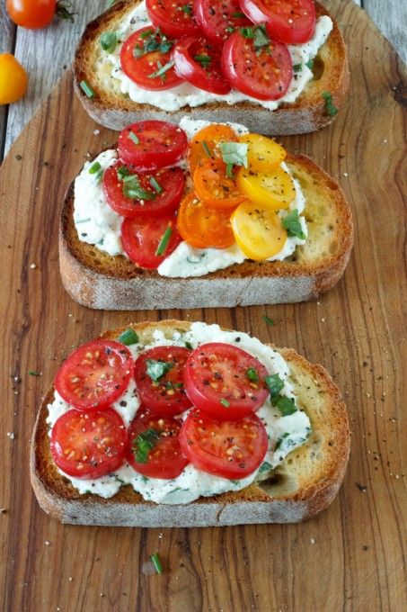 Fresh Tomato and Herbed Ricotta Bruschetta Ricotta Bruschetta, Herbed Ricotta, Fest Mad, Bruschetta Recipe, Quick And Easy Appetizers, Salad Pasta, Fun Mail, Buffalo Chicken Dip, Healthy Kitchen