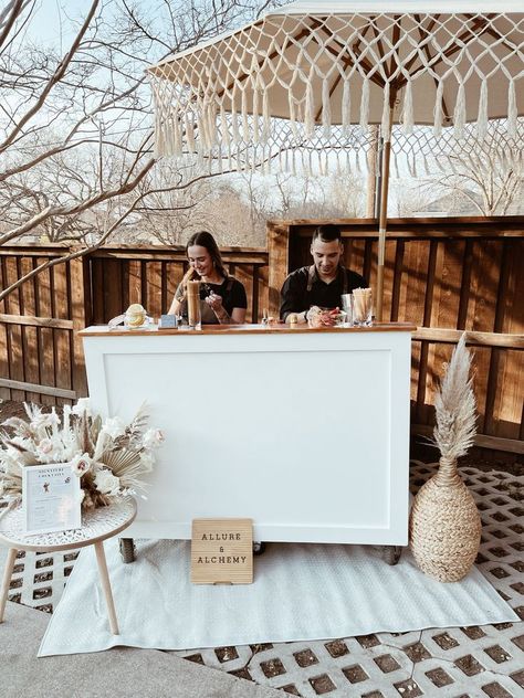 Boho Bar Cart Decor, Small Wedding Bar Ideas, Mobile Bar Wedding Receptions, Mobile Bar Ideas Pop Up, Satellite Bar Ideas, Mobil Bar Ideas, Portable Bar Ideas Parties, Boho Mobile Bar, Mobile Bar Stand