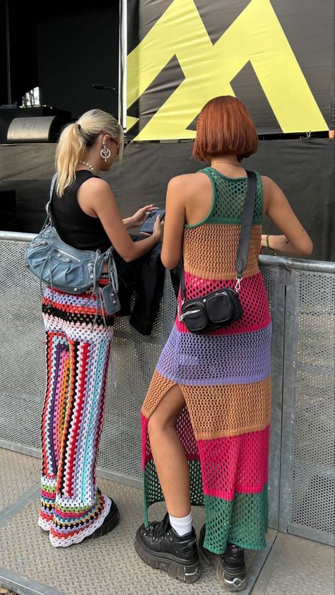 Crochet Top Layering Outfit, Concert Crochet Outfit, Crochet Top Festival Outfit, Coachella Outfit Crochet, Crotchet Dress Outfits, Crochet Festival Outfit Pattern, Crochet Street Style, Crochet Festival Outfit, Beach Crochet Dress