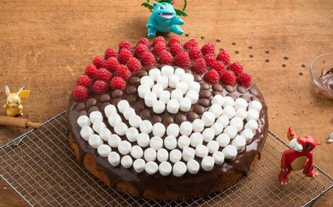 drei-kleine-pokemon-wesen-pikachu-und-eine-schoko-pokemon-torte-mit-roten-himbeeren-und-weißen-pralinen Rainbow Muffins, Pokemon Torte, Pokeball Cake, Pokemon Birthday Cake, Pokemon Cake, Scones Ingredients, Rabbit Cake, Pokemon Birthday Party, Pokemon Party