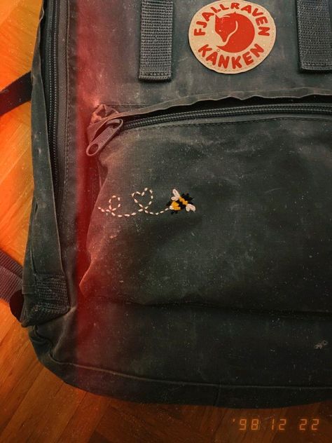 Fjällräven Kånken Embroidery, Backpack Embroidery Ideas Easy, Kanken Embroidery Diy, Jansport Embroidery, Embroider Backpack, Embroidery On Backpack, Backpack Embroidery Ideas, Fjallraven Embroidery, Aesthetic Kanken