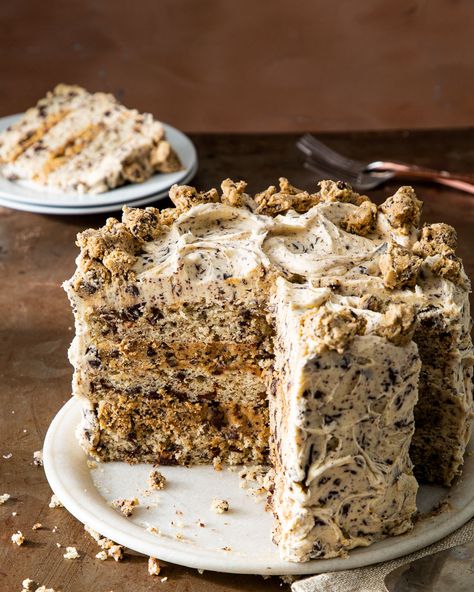 This Chocolate Chip Cookie Layer Cake takes everything you love about chocolate chip cookies and amplifies it. From the incredibly tender white cake layers studded with chopped chocolate to the velvety Chocolate Chip Buttercream and buttery Edible Cookie Dough filling, this cake is like a love letter to the original cookie. Cookie Layer Cake, Happy Cakes, Cakes Beautiful, Cookie Dough Filling, Basic Cookies, Cake Mug, Cake Layers, Cookie Dough Recipes, Edible Cookies