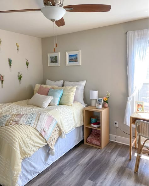 Pastel cozy bedroom Pastel Color Dorm Room, Dorm Room Ideas Pastel, Dorm Room Pastel Colors, Pastel Bed Comforters, Pastel Blue Dorm Room, Utah Bedroom, Pastel Duvet Cover Aesthetic, Pastel Bedroom Aesthetic, Pastel Dorm Room