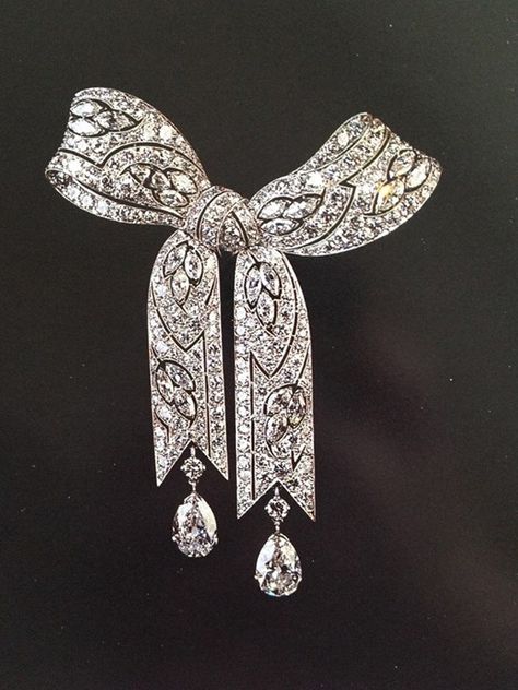 Elizabeth Taylor' s Belle Epoque diamond brooch from Gillot Elizabeth Taylor Jewelry, Bijoux Art Deco, Bijoux Art Nouveau, Jewellery Art, Edwardian Jewelry, Rich Money, Bow Brooch, Bow Jewelry, Diamond Brooch