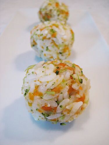 TODDLER FOOD! Japanese Rice Balls Recipe! The kids will eat veggies! #Veggie_Balls #Rice #Healthy Lunches Bento, Rice Ideas, Japanese Rice Balls, Noodle Food, Broccoli Vegetable, Sushi Bake, Spring Food, Bite Size Food, Anime Party