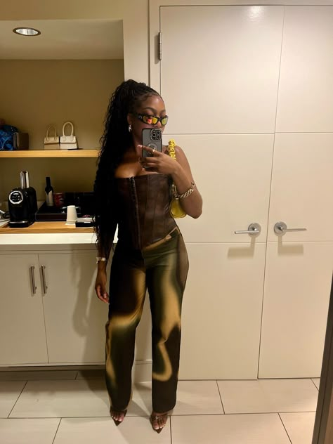 Concert Classy Outfit, Brown And Gold Outfits For Black Women, Outfit Inspired Black Women, Birthday Outfit Ideas For Women Spring, All Black Dinner Outfits Black Women, Neutral Birthday Outfit, Birthday Outfit Inspo Black Women, Jhene Aiko Concert Outfit Ideas, Warm Clubbing Outfits