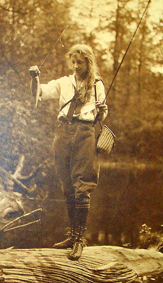 Girls Fishing, Foto Gif, Fishing Photography, Lake Living, Photographie Portrait Inspiration, Vintage Camping, Fishing Girls, Fishing Pole, Charles Bukowski