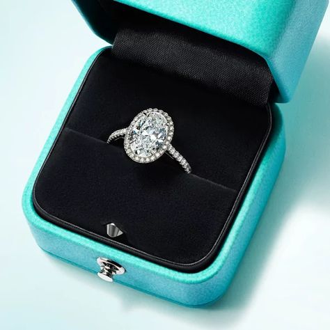 Anel de noivado: Tudo o que você precisa saber sobre a lapidação do diamante Tiffany & Co. - Tiffany And Co Rings Engagement, Engagement Rings Tiffany, Wedding Rings For Him, Rings For Him And Her, Rings For Him, Tiffany Engagement, Tiffany Engagement Ring, Wedding Ring For Him, Cute Engagement Rings