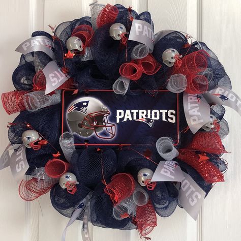 Patriot Wreaths, New England Patriots Wallpaper, Patriotic Bedroom, Nfl Wreaths, Fall And Football, Football Wreaths, Patriotic Cake, New England Patriots Logo, Wreaths Crafts