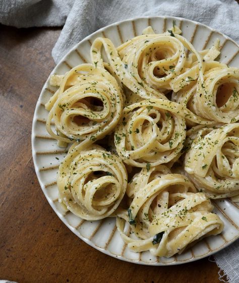 Creamy Mascarpone Garlic Fettuccine - EatsByRamya Garlic Fettuccine, Mascarpone Sauce, Garlic Pasta Recipe, High Protein Vegetarian Recipes, Italian Dinner Recipes, Fettuccine Pasta, Garlic Pasta, Mascarpone Cheese, Italian Dinner