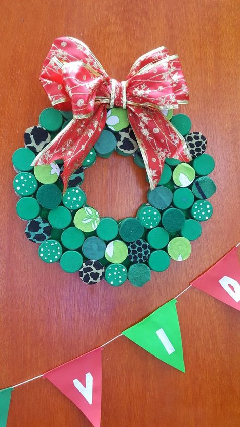 Diy Tapas, Plastic Bottle Cap Crafts, Plastic Bottle Crafts Diy, Christmas Door Decoration, Ideas Navideñas, Plastic Bottle Art, Xmas Pictures, Easy Diy Christmas Gifts, Cork Art