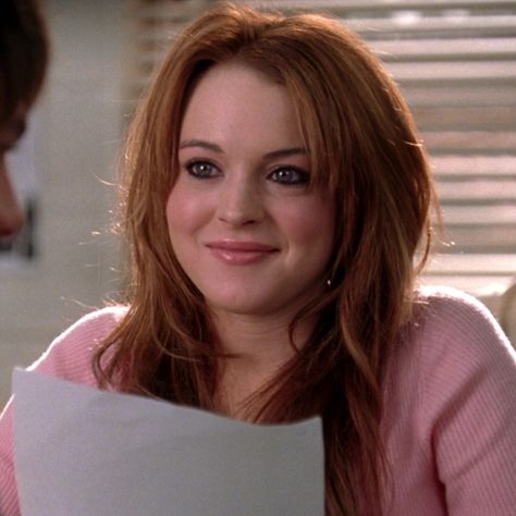 Lindsay Lohan 2000s Hair, Mean Girls Icons, Mean Girls Cady Heron, Pink Y2k Fashion, Cady Mean Girl, Lindsay Lohan Mean Girls, Lexus Convertible, Lindsay Lohan 2000s, Mean Girls Makeup