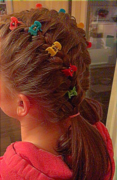 80s Hair Braids, 2000s Kids Hairstyles, Colorful Clips Hairstyles, 80s Hair Accessories, Barrets Hairstyles, Childish Hairstyles, Tiktok Braids, Kidcore Hair, 90s Butterfly Hair Clips