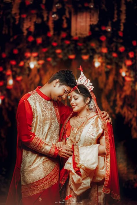 Bengali Wedding Couple Poses, Bengali Couples Photography, Bengali Wedding Couple, Duet Photo, Bengali Wedding Photography, Indian Wedding Outfit Bride, Bengali Marriage, Bengali Couple, Marriage Poses