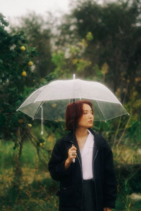 Rainy Film Photography, Rainy Graduation Pictures, Documentation Photography, Rainy Photoshoot, Fairytale Photoshoot, Outdoor Portrait Photography, Walking City, Rainy Day Aesthetic, City Flowers