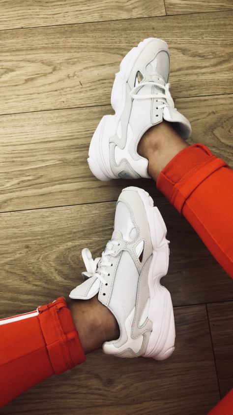 Adidas Falcon White Nike Chunky Shoes, White Adidas Outfit, Adidas Falcon White, Adidas Falcon Shoes, Adidas Originals Falcon, Outfit Adidas, Adidas Falcon, Chunky Shoes, Easy Style