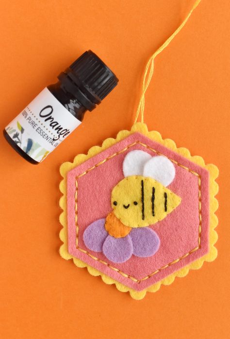 Wild Olive: project // felt honey bee essential oil diffuser Felt Ornaments Diy, Bee And Flower, Circuit Crafts, Bee Wings, Felt Keychain, Felt Ornaments Patterns, Wild Olive, Kawaii Crafts, Pop Tart