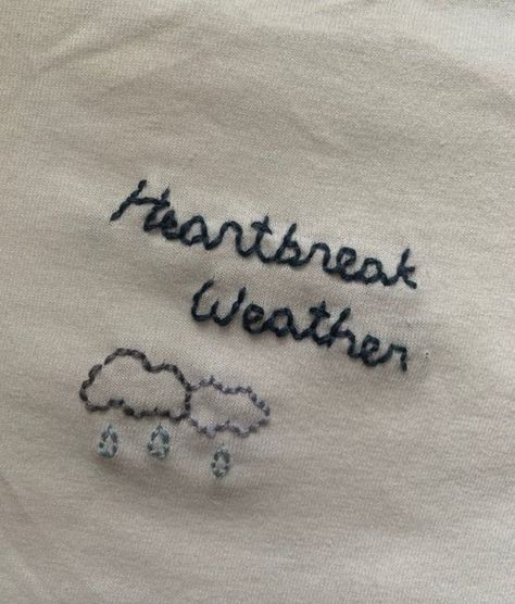 Hoodies Inspiration, Men T Shirt Design, Niall Horan Heartbreak Weather, One Direction Aesthetic, Diy Merch, Niall Horan Outfits, Hand Embroidered Shirt, Aesthetic Polaroid, Embroidery Tshirt