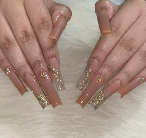 Nails That Go With Champagne Dress, Champagne Acrylic Nails Classy, Long Neutral Acrylic Nails, Gold And Nude Acrylic Nails, Champagne Acrylic Nails, Nude Glam Nails, Champagne Nails Acrylic, Cute Gold Nails, Nude Bling Nails