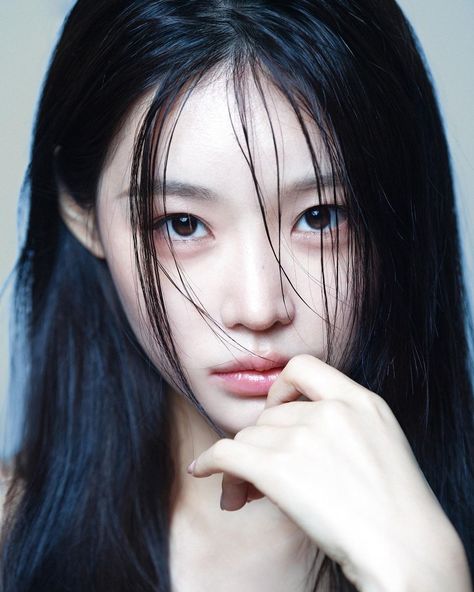 이손 (@eson____) • Instagram photos and videos Korean Face, 얼굴 그리기, Black Sky, 사진 촬영 포즈, Aesthetic People, Photoshoot Concept, Beauty Shots, Korean Model, July 1