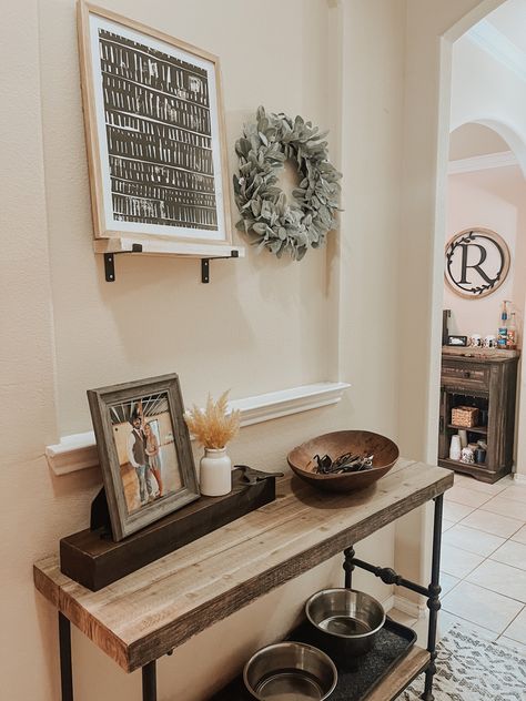 Entry Way Table Ideas, Western Entryway, Entry Way Decor, Entry Way Table, Entry Mudroom, Entry Table Decor, Decor Western, Entry Table, Entry Way