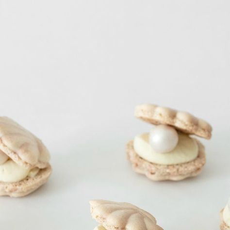 Celine on Instagram: "seashell macarons 🐚🤍  (vanilla & chocolate shells w/ white chocolate ganache + pearl chocolate)" Seashell Macarons, Macarons Vanilla, Vanilla Macaroons, Vanilla Macarons, Pearl Cake, White Chocolate Ganache, Chocolate Shells, Food Style, Vanilla Chocolate