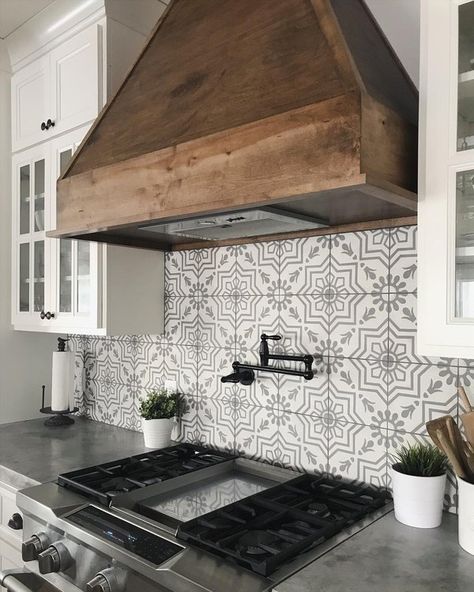 Concrete Kitchen Countertops, Farmhouse Kitchen Backsplash, Patterned Tile Backsplash, Drawers Kitchen, Unique Kitchen Backsplash, Kitchen Countertop Materials, Concrete Countertops Kitchen, Kitchen Hood, Casa Country