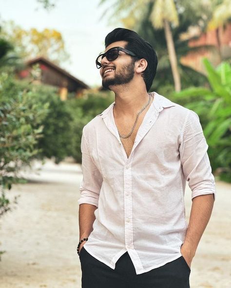 Photo Stills For Boys, Single Boy, Abhishek Nigam, Boy Pics, Handsome Italian Men, Amazing Dp, Natural Photo, Photo Stills, Best Couple Pics For Dp